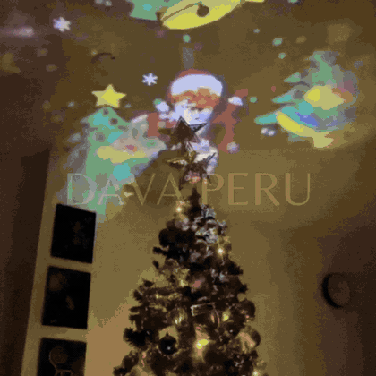 Figuras navideñas proyectadas sobre el árbol