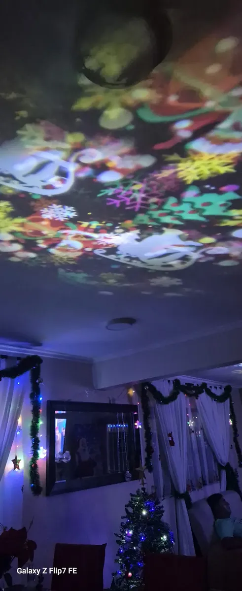 Proyector navideño en el techo del living
