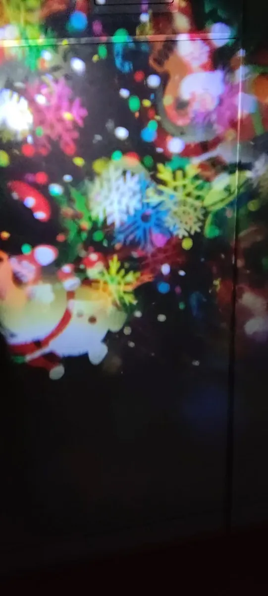 Figuras navideñas proyectadas en la pared
